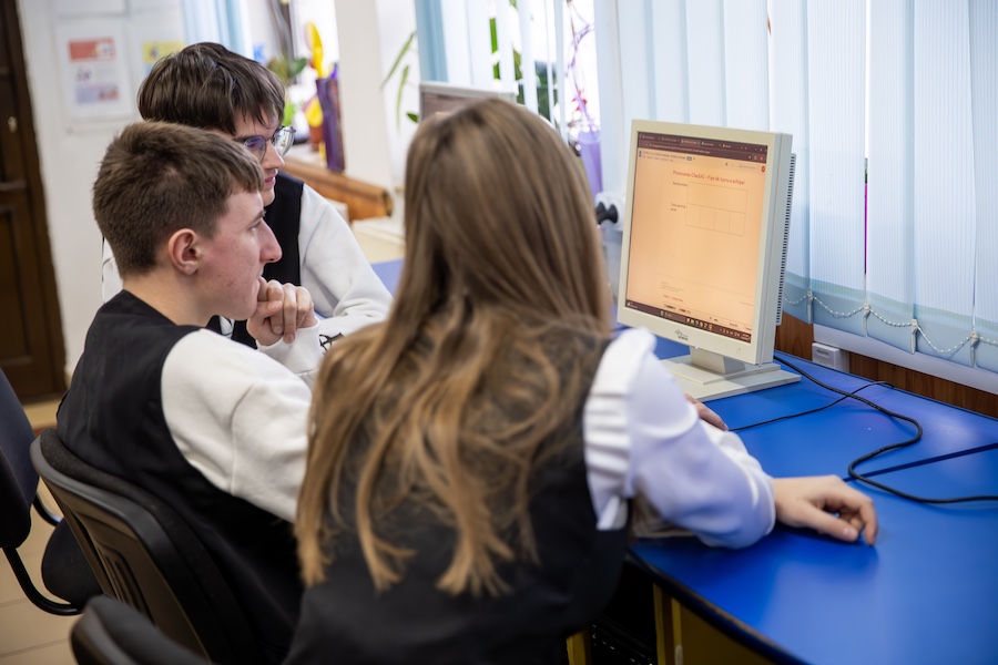 Students use a computer in class.