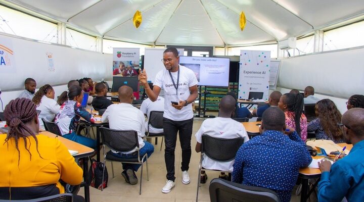 Trainer discussing Experience AI at a teacher training event in Kenya.