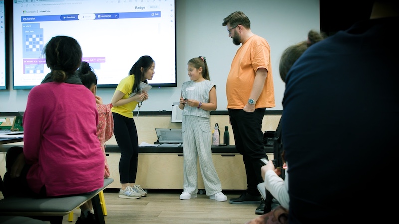 Mentor Yang at her Code Club in London